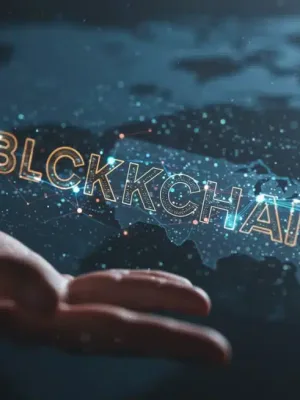Red blockchain futurista con nodos interconectados sobre un mapa sutil de Estados Unidos, simbolizando la innovación tecnológica y la conectividad en el mercado estadounidense.